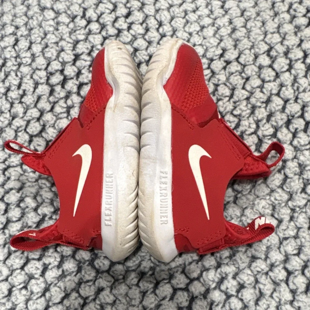 Nike Flex Runner Red White Slip-On Athletic Shoes Size 4C AT4665-601